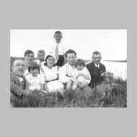 022-0169 Am Himmelfahrtstag 1935 an der Deime. Schmiedemeister Bressem und Frisoer Rebuschat mit ihren Familien..jpg